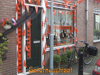 716548 Fotopaneeltje, met een afbeelding van de oranjeversiering op de voorgevel van de woning Saturnusstraat 7 te ...